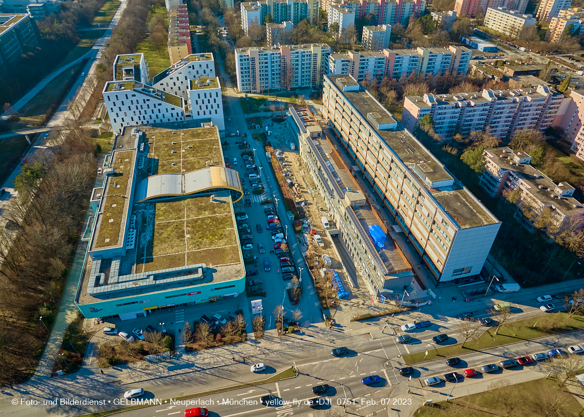 07.02.2023 - Luftbilder von der Montessori Schule im Plettzentrum Neuperlach